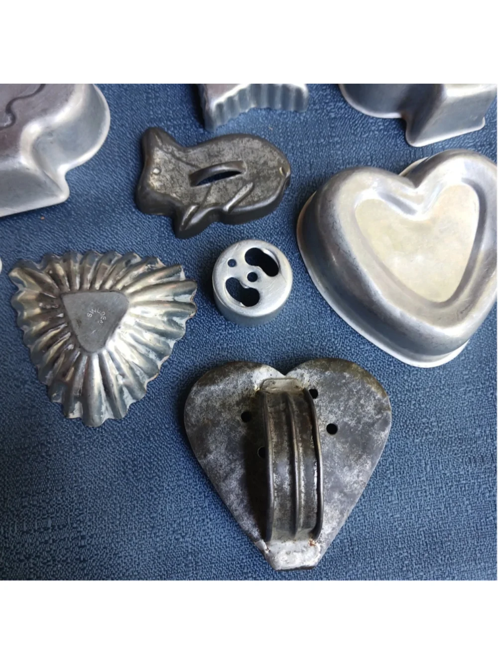 Lot Of Vintage Metal Cookie Cutters Biscuit Green Handle, Crinkle, Hearts Etc